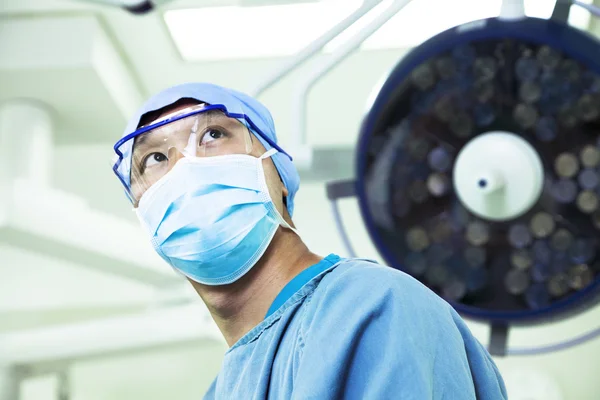 Cirujano en el quirófano —  Fotos de Stock