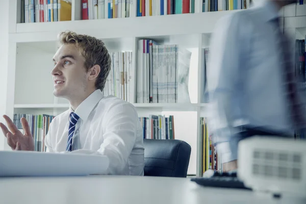 Zakenman bespreken tijdens een zakelijke bijeenkomst — Stockfoto