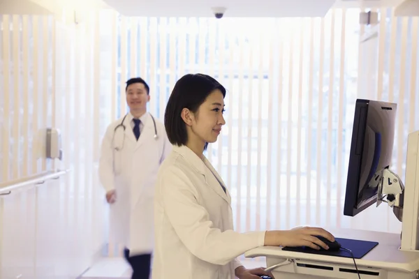 Doctor using the computer — Stock Photo, Image