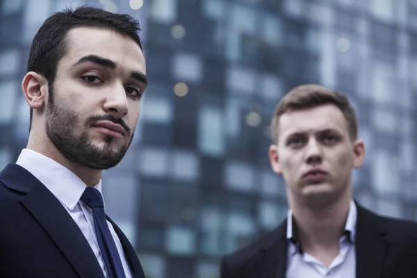 Hommes d'affaires regardant la caméra, à l'extérieur — Photo