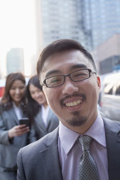 Usmíval se podnikatel venku — Stock fotografie