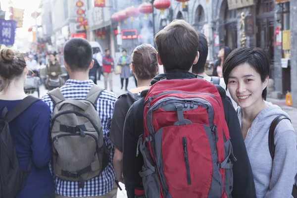 Menschen gehen die Straße entlang — Stockfoto