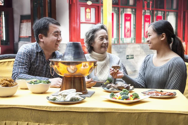 Famille dégustant un repas chinois traditionnel — Photo