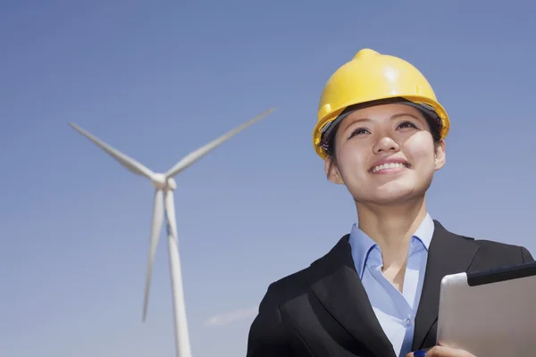 Engineer checking wind turbines on site — Stock Photo, Image