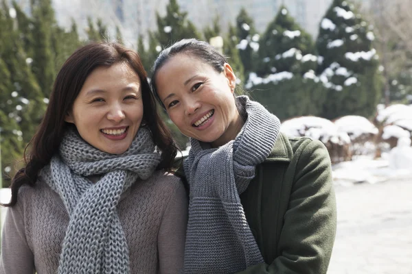 Two friends in park covered in snow — Stock Photo, Image