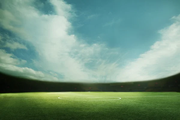 Fotbollsplan och blå himmel — Stockfoto