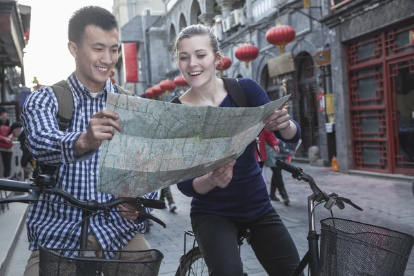 年轻的男人和女人骑自行车 — 图库照片