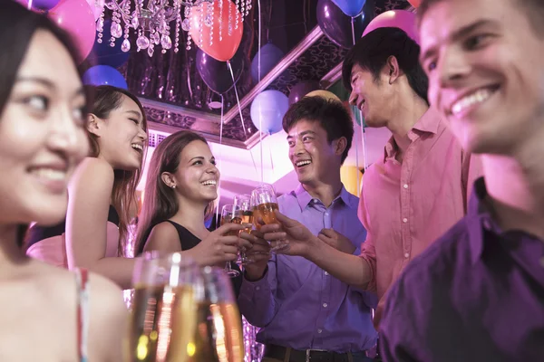 Amigos comemorando, brindando com champanhe — Fotografia de Stock