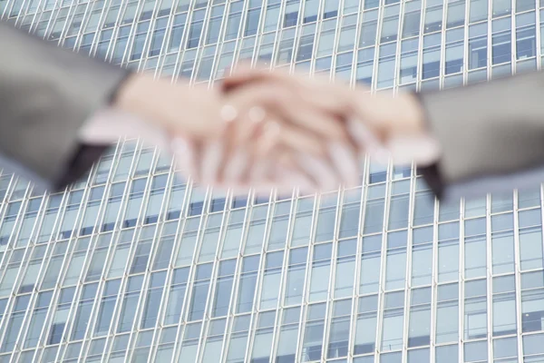 Business people shaking hands by Chinas world trade center — Stock Photo, Image