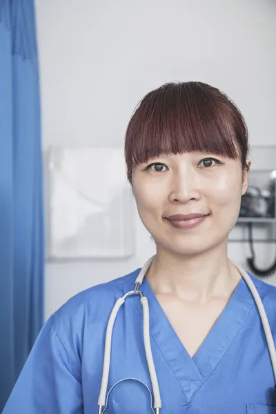 Женщина-врач со стетоскопом — стоковое фото