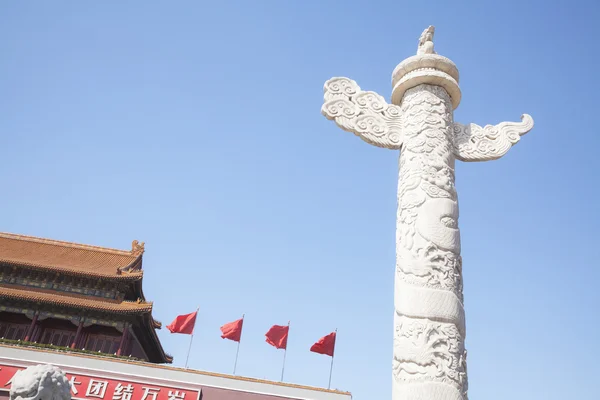 Gate of Heavenly Peace with ornamental pillar — Stock Photo, Image