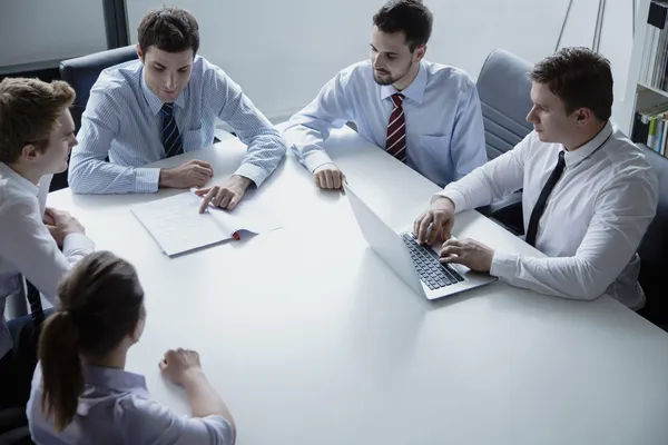 Mensen uit het bedrijfsleven hebben een zakelijke bijeenkomst — Stockfoto