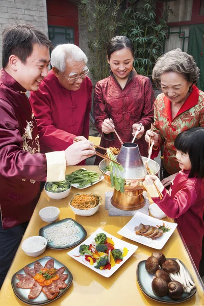 Família desfrutando refeição chinesa — Fotografia de Stock