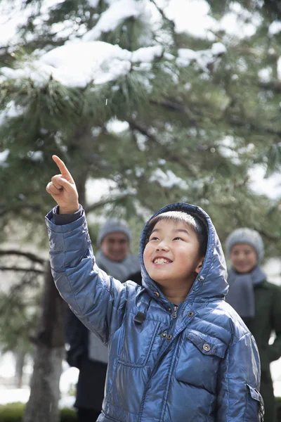 Pojke pekar uppåt med föräldrar — Stockfoto