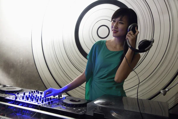 DJ féminin jouant de la musique dans une boîte de nuit — Photo