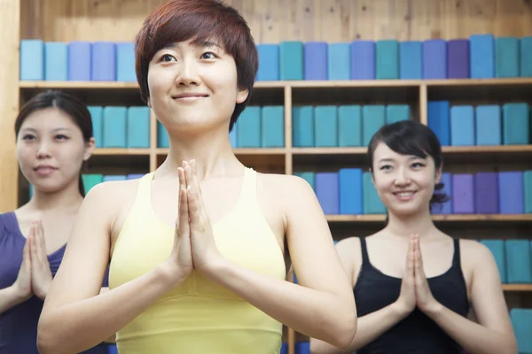 Vrouwen die yoga doen — Stockfoto