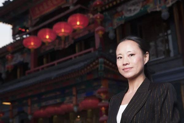 Businesswoman with Chinese architecture — Stock Photo, Image