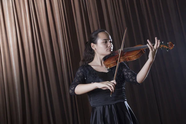 Violinist standing and playing the violin — Stock Photo, Image