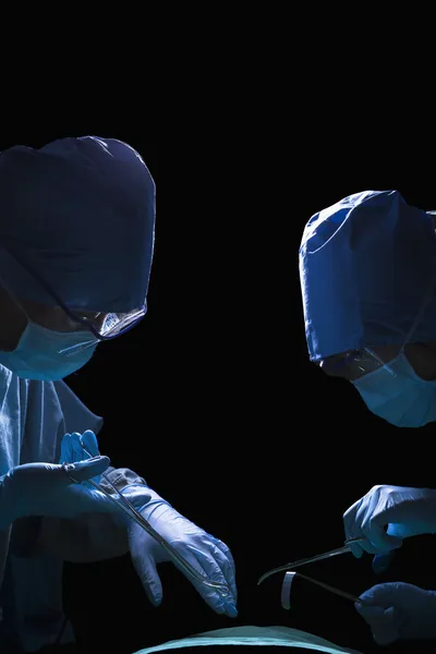 Χειρουργοί κρατώντας χειρουργικού εξοπλισμού — Φωτογραφία Αρχείου