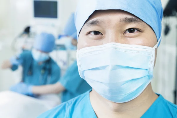 Хирург в операционной — стоковое фото