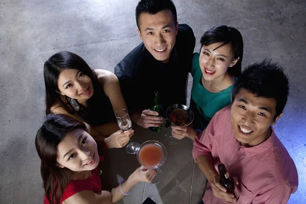 Vrienden met dranken in nachtclub — Stockfoto