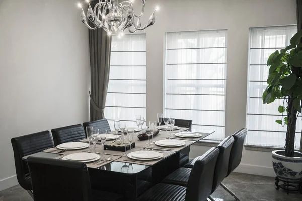 Dining room with modern furniture and chandelier — Stock Photo, Image