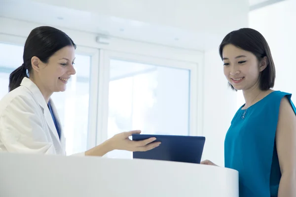 Médecin et patient debout au comptoir — Photo