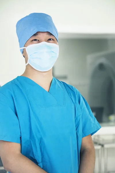 Cirujano en el quirófano — Foto de Stock