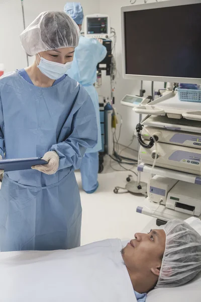 Cirurgião consultando um paciente — Fotografia de Stock