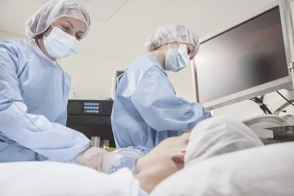 Surgeon consulting a patient — Stock Photo, Image