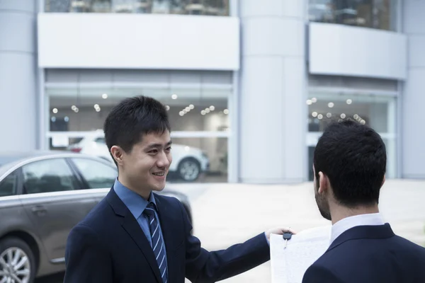 Araba satıcısı bir otomobil çalışanlara satmak — Stok fotoğraf