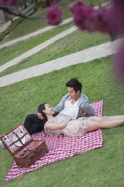 Couple lying on a blanket — Stock Photo, Image