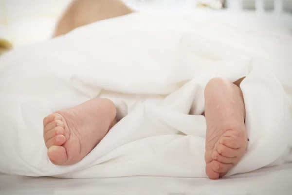 Barnets fötter i filten — Stockfoto