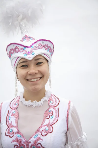 Mujer vestida con ropa tradicional de Kazajistán — Foto de Stock