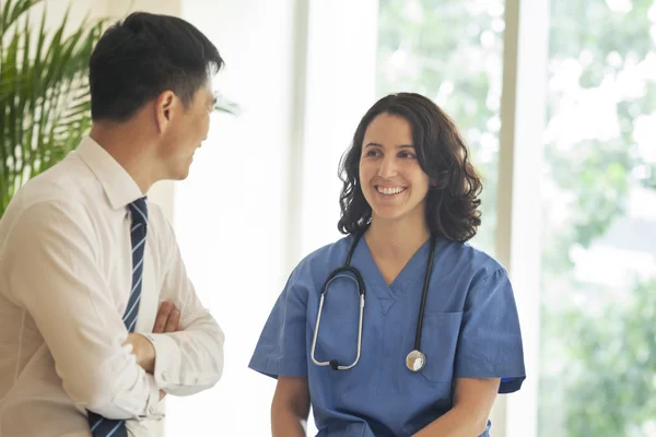 Ženská sestra a pacient mluví — Stock fotografie
