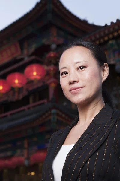 Businesswoman with Chinese architecture — Stock Photo, Image