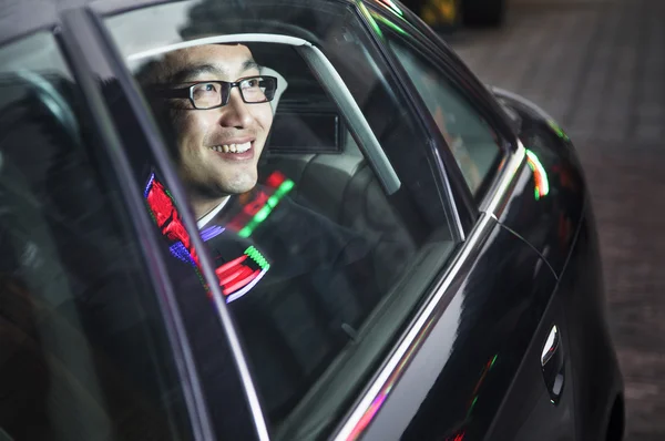 Hombre de negocios mirando por la ventana del coche — Foto de Stock