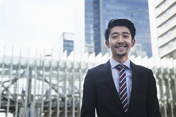 Young businessman outdoors — Stock Photo, Image