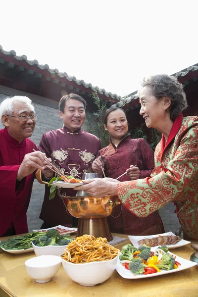 Familie genieten van chinese maaltijd — Stockfoto