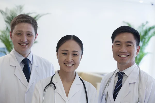 Médecins souriants à l'hôpital — Photo