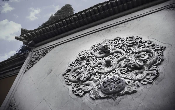 Ornate escultura de baixo relevo de dragão na parede — Fotografia de Stock