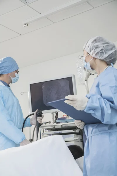 Surgeons preparing for surgery — Stock Photo, Image