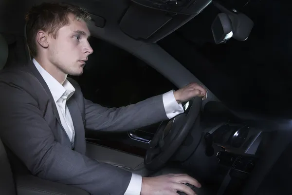 El hombre de traje está sentado en su coche. — Foto de Stock