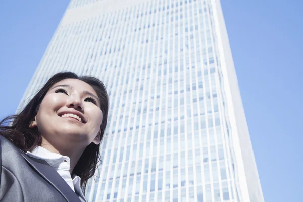 Empresária por Chinas World Trade Center Building — Fotografia de Stock