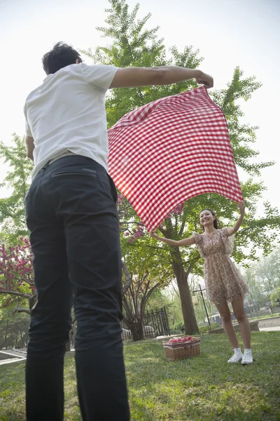 Amigos preparándose para hacer un picnic — Foto de Stock