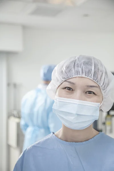 Surgeon in the operating room — Stock Photo, Image