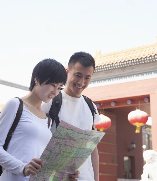 Couple looking at map — Stock Photo, Image