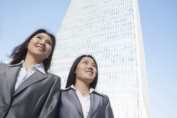 Twee vrouwelijke ondernemers permanent — Stockfoto