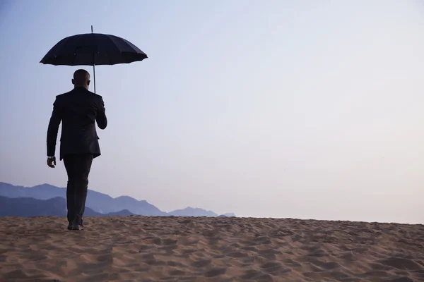 Affärsman som innehar ett paraply — Stockfoto