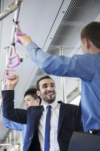 Podnikatelé mluví v metru — Stock fotografie
